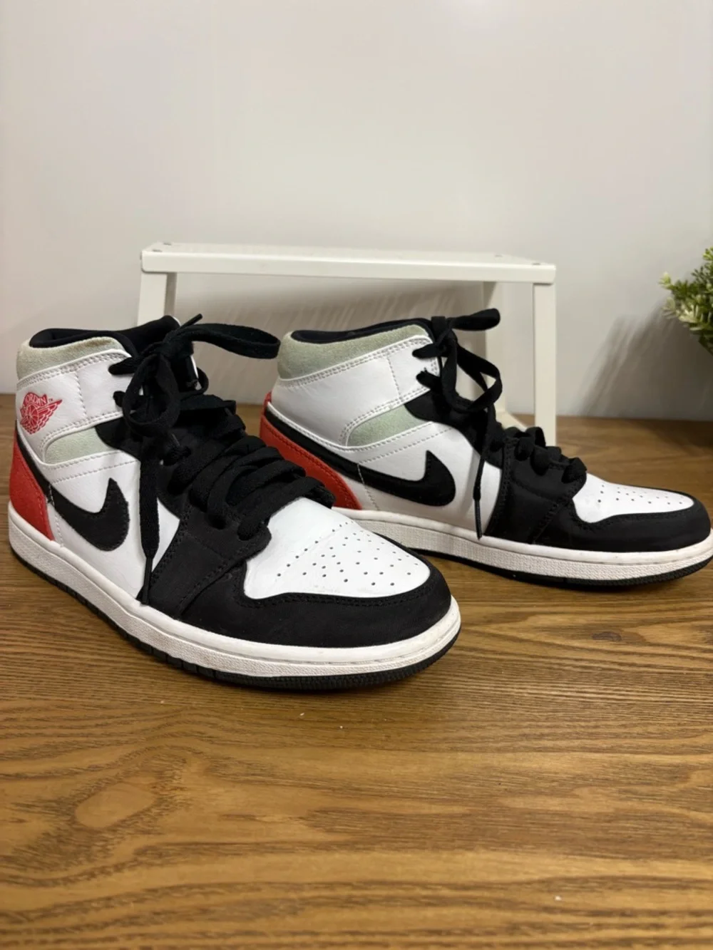 Nike Air Jordan 1 Mid SE ‘Red Black Toe” - Picture 2 of 9